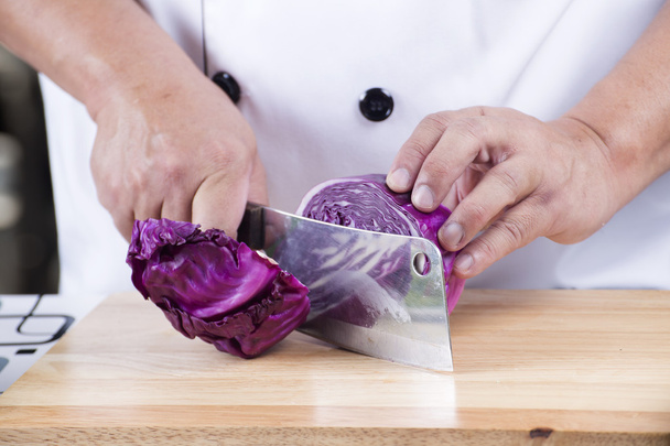 chef cortando repolho roxo
 - Foto, Imagem