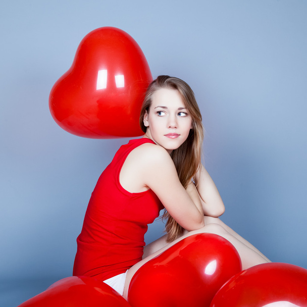 Valentim dia mulher segurando balão coração vermelho
 - Foto, Imagem
