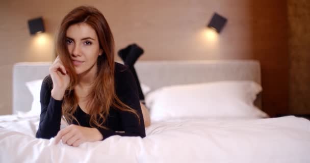 Zmysłowy dziewczyna relaks w jej sypialnia - Materiał filmowy, wideo