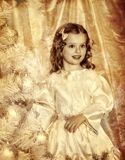 Petite fille près du sapin de Noël blanc
. - Photo, image