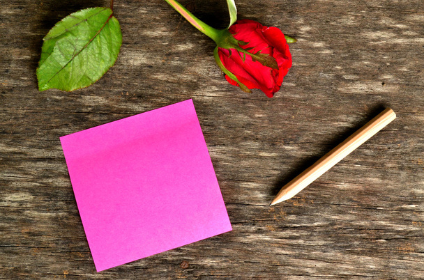 Red rose and pink post it - Zdjęcie, obraz