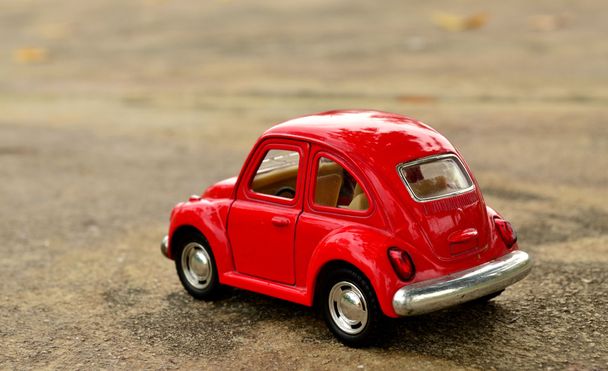 rode speelgoedauto - Foto, afbeelding