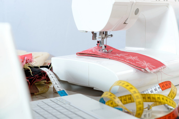 máquina de coser y prendas de vestir - Foto, Imagen