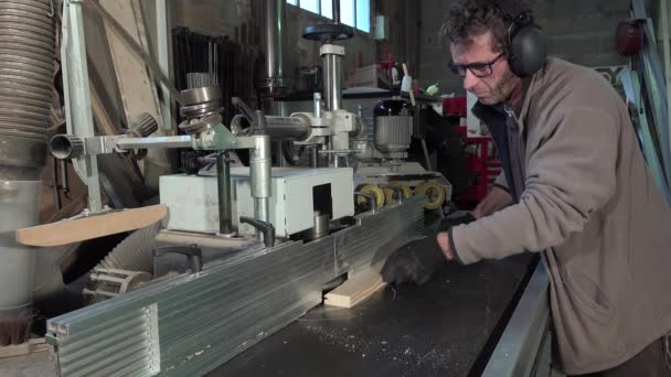 Bearbeitung einer Kiefernholzplatte zur Kehlmaschine - Filmmaterial, Video
