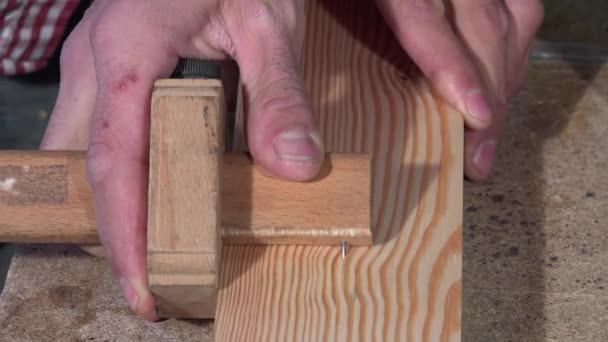 Aufspüren und Bohren eines Holzbretts - Filmmaterial, Video