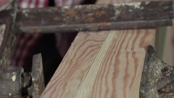 Kleben und Klemmen von zwei Holzbrettern - Filmmaterial, Video