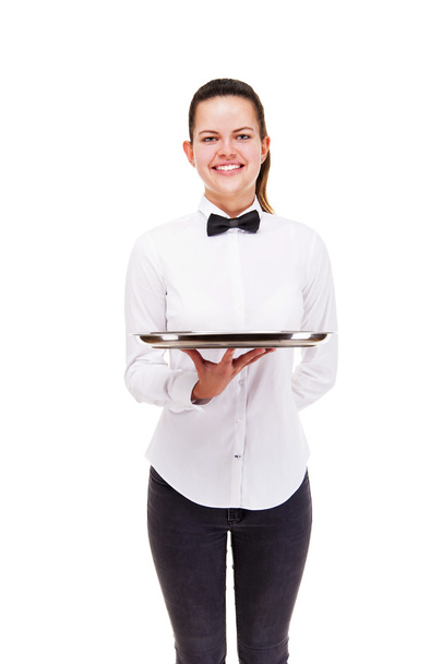 Νεαρή γυναίκα με τη στολή σερβιτόρος κρατώντας δίσκο απομονωθεί πάνω από το λευκό β - Φωτογραφία, εικόνα