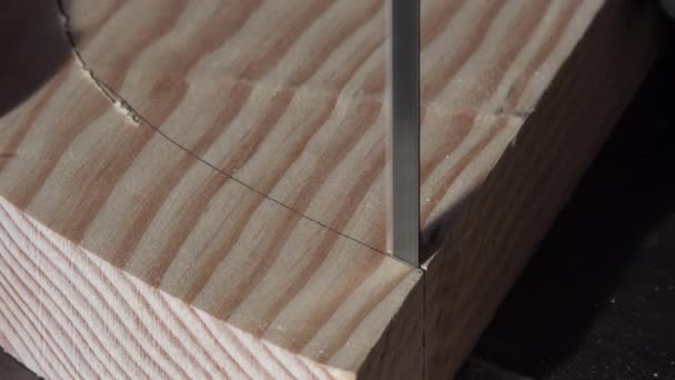 Corte de madera con una sierra de cinta
 - Metraje, vídeo