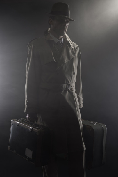 Man in trench coat  leaving - Foto, afbeelding