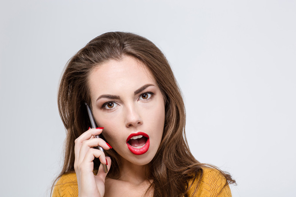 Woman with mouth open talking on the phone - Valokuva, kuva
