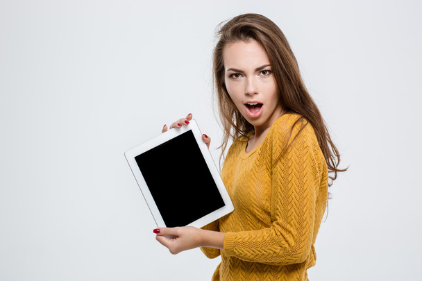Femme montrant écran de tablette vierge
 - Photo, image