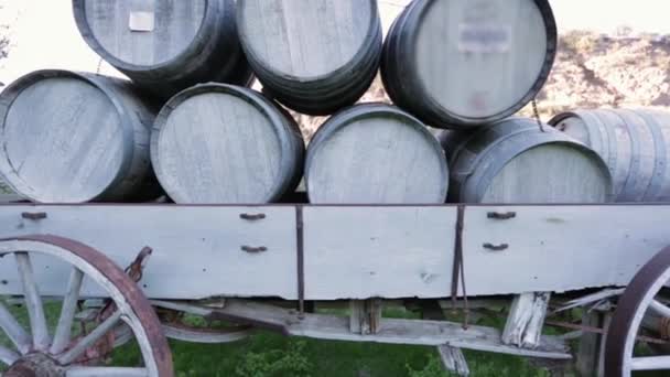 Barris de vinho em cima de uma carruagem
 - Filmagem, Vídeo