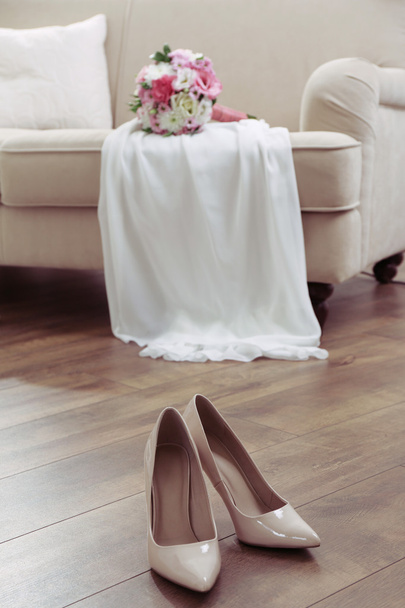 Wedding bouquet, bridesmaid dress   - Фото, зображення