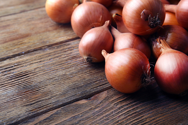 Fresh onions on wooden background - Fotoğraf, Görsel