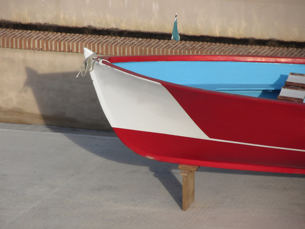 Boeg van houten racing boot met tien zetels onder reparatie in droogdok in Livorno, Toscane, Italië - Foto, afbeelding