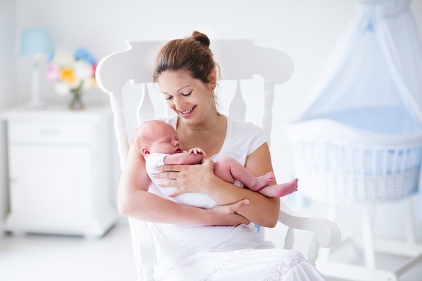 Мати і новонароджена дитина в білому розпліднику
 - Фото, зображення