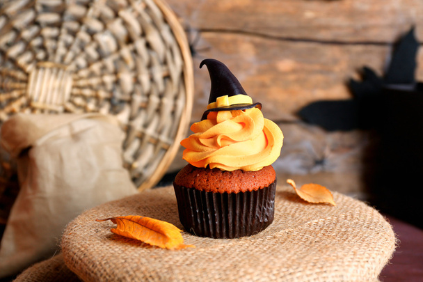 Halloween cupcake on the table closeup - Foto, Bild