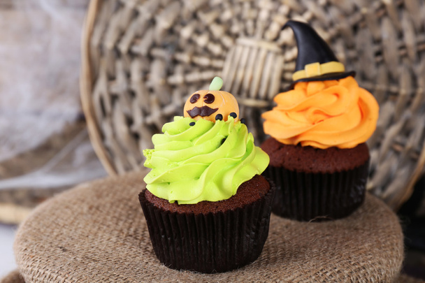 Halloween cupcakes on table on wicker mat background - Fotografie, Obrázek