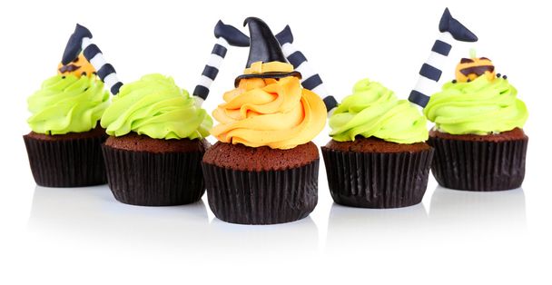 Halloween cupcakes isolated on white - Foto, Imagen