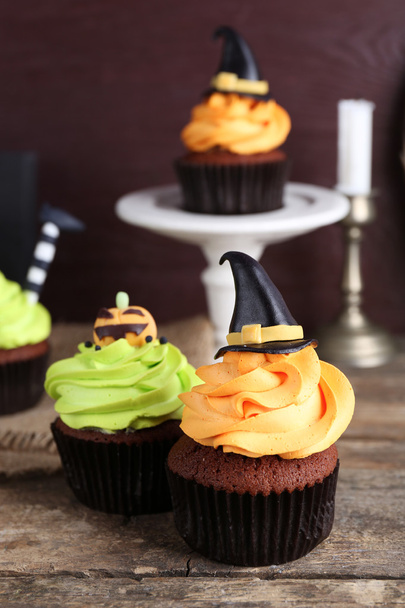 Halloween cupcakes on wooden table - Zdjęcie, obraz