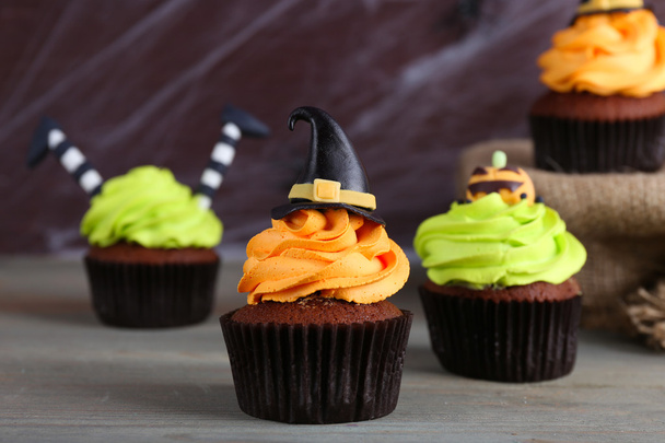 Halloween cupcakes and decoration on table - Фото, зображення