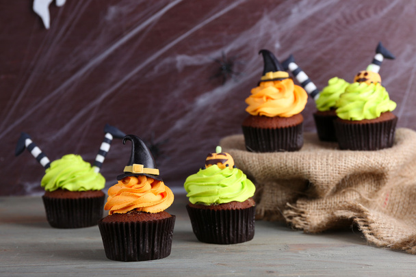 Halloween cupcakes and decoration on table - Фото, изображение