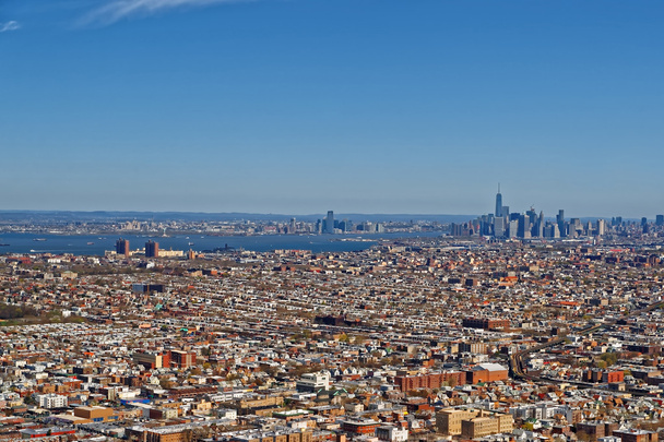 Вид с воздуха на Бруклин с центром Манхэттена на заднем плане
 - Фото, изображение