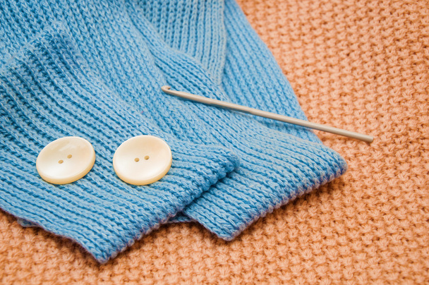 Tricô agulha no tecido de crochê
 - Foto, Imagem