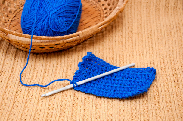 Agulha de tricô e bola de fio azul
 - Foto, Imagem
