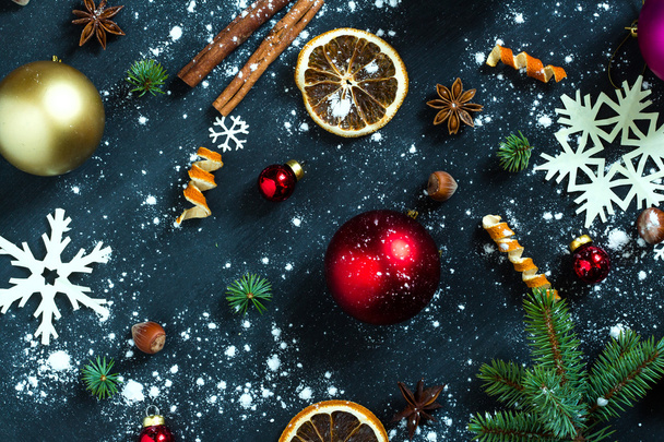 Φόντο με μπάλες, νιφάδες χιονιού και τα πορτοκάλια. - Φωτογραφία, εικόνα