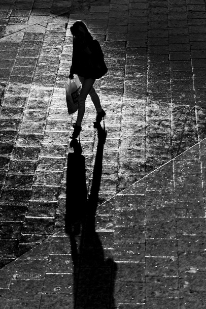 Silhueta de um comprador feminino com sombras pretas longas
 - Foto, Imagem