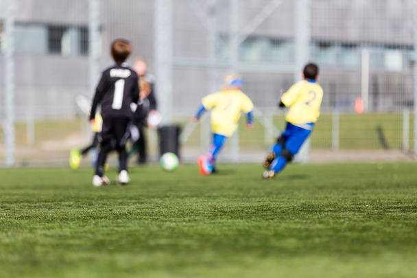 θολή παιδιά παίζει ποδόσφαιρο - Φωτογραφία, εικόνα