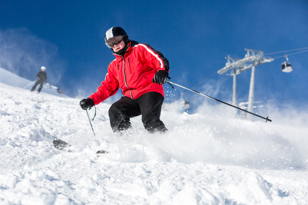 Mies hiihtäjä hiihtokeskuksessa
 - Valokuva, kuva
