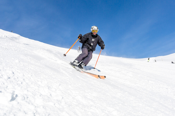 narciarze na nartach na stoku narciarskim - Zdjęcie, obraz