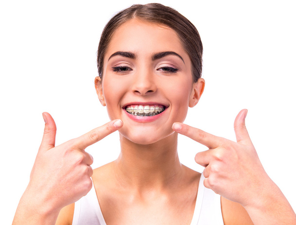 diş telleri olan kadın - Fotoğraf, Görsel