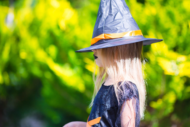 Adorable little girl in witch costume on Halloween at autumn day. Trick or treat. - Fotoğraf, Görsel