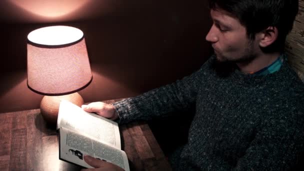 De man aan de balie lezen van een boek - Video