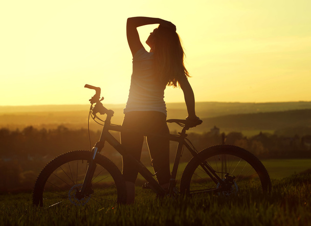 Menina com bicicleta
 - Foto, Imagem