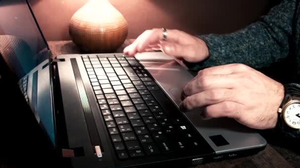 Il ragazzo al tavolo che lavora su laptop e smartphone
 - Filmati, video