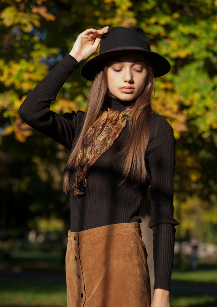 Brunette beauty in autumn clothes. - Valokuva, kuva