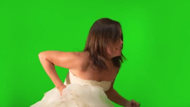Braut läuft auf grünem Bildschirm über ihr Hochzeitskleid - Filmmaterial, Video