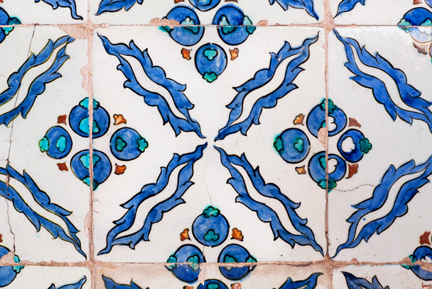 Foglie blu e bacche in un modello di piastrelle di ceramica, realizzato nel XVI secolo
 - Foto, immagini