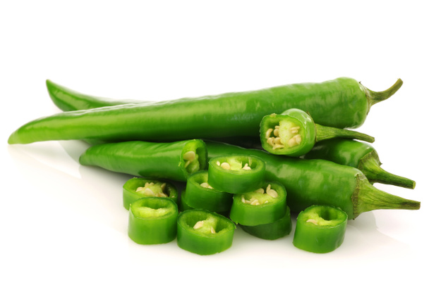 banda čerstvé zelené chilli papričky a některé řezané kousky - Fotografie, Obrázek