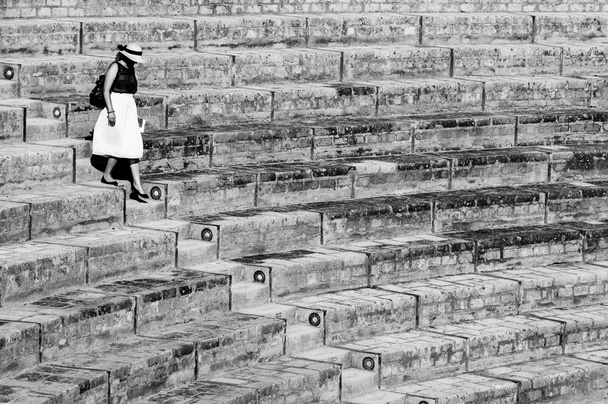 Lady, schodząc w dół kroki w dużych theatre w Pompei, Włochy - Zdjęcie, obraz