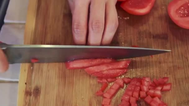 Zbliżenie: kobieta ręce porcjowanie i krojenie pomidora - Materiał filmowy, wideo