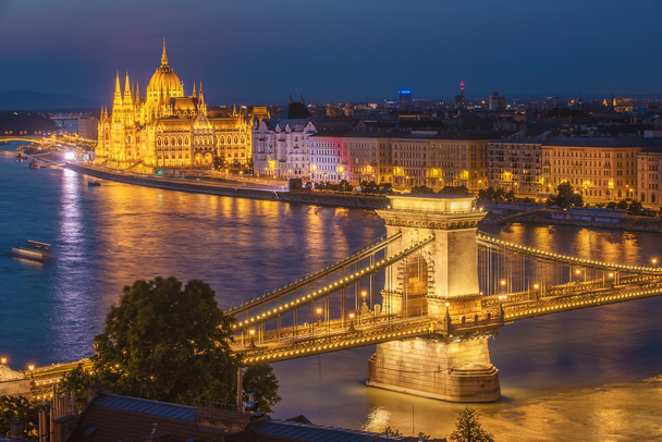 Vista aérea noturna de Budapeste, capital da Hungria
 - Foto, Imagem