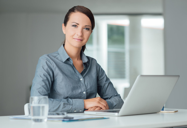 businesswoman sitting at office desk - Φωτογραφία, εικόνα