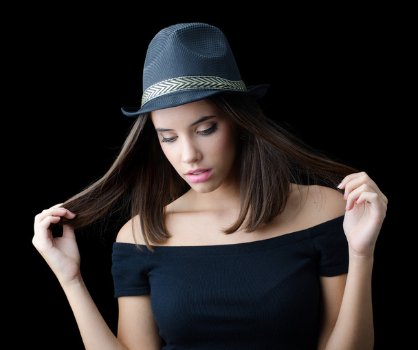 Porträt der schönen brünetten Mädchen mit schwarzem Hut und schwarzem Pullover - Foto, Bild