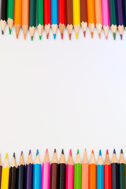 Crayons multicolores sur fond blanc avec espace pour le texte
 - Photo, image