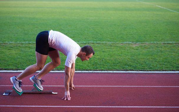 Athletic man start on track - Fotografie, Obrázek